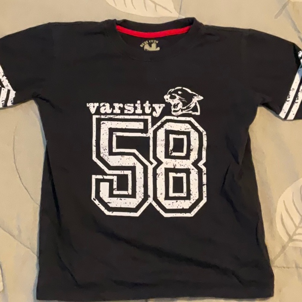 Boys Buzz Cuts black T-short. Size 5/6.